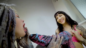 Alternative teen gets anal fucked and has orgasm on big toys