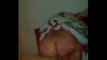 Casada metendo com dois enquanto o corno trabalha