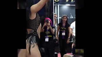 Dancarina sentando e quicando