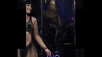 Dancarina sentando e quicando