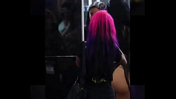 Dancarina sentando e quicando