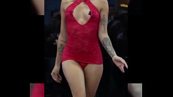 Dancarina sentando e quicando