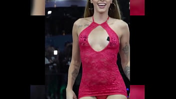 Dancarina sentando e quicando