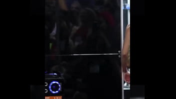 Dancarina sentando e quicando