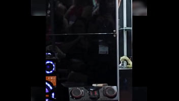 Dancarina sentando e quicando