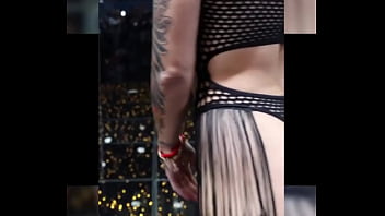 Dancarina sentando e quicando