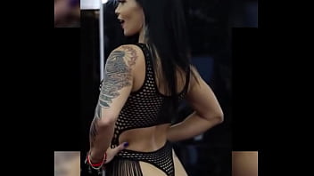 Dancarina sentando e quicando