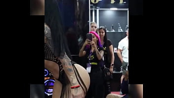 Dancarina sentando e quicando