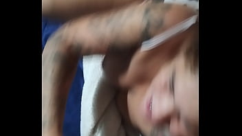 Recomendo um casal de amigos em casa aproveitamos pra fazer uma brincadeira