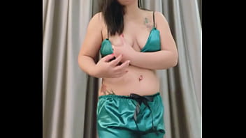 N'hésitez pas a me demander des videos privées ou des shows gros bisous