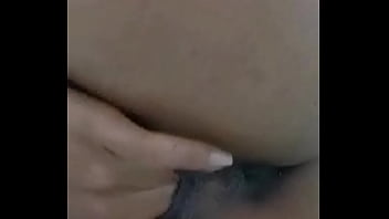 Me meto el debo en mi rica vagina