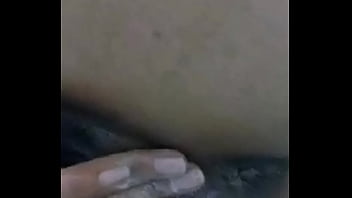 Me meto el debo en mi rica vagina