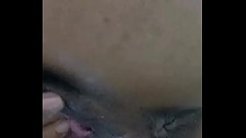 Me meto el debo en mi rica vagina