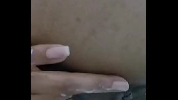 Me meto el debo en mi rica vagina