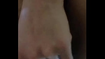 Me meto el debo en mi rica vagina