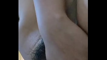 Me meto el debo en mi rica vagina