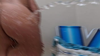 Nicoly mattos depila bucetinha e cuzinho toma banho de mangueira e se prepara pra levar muita rola