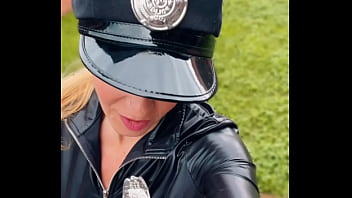 Coucou les zamours en mode flic pour ce jour