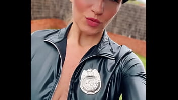 Coucou les zamours en mode flic pour ce jour