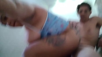 Pintor passa o rolo na puta casada