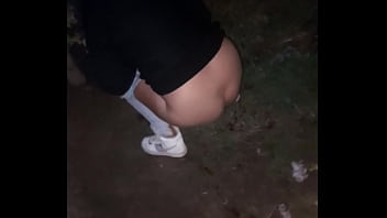 Mi cuñada toda peda meando en la calle después de la fiesta