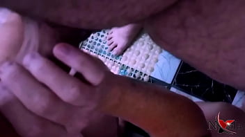 Esposa madura ajoelha no banho e engole tudo do marido