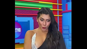 Menina deixando aparecer biquinho em vídeo do tictoc