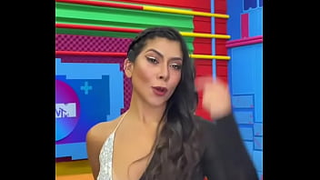 Menina deixando aparecer biquinho em vídeo do tictoc