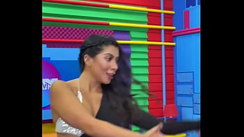 Menina deixando aparecer biquinho em vídeo do tictoc