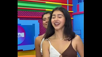 Menina deixando aparecer biquinho em vídeo do tictoc