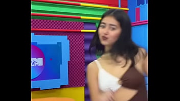 Menina deixando aparecer biquinho em vídeo do tictoc