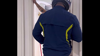 Motoboy entra no banheiro feminino sem avisar e fode a mulher que estava lá dentro mijando a goza muito na pica dele e pede fode essa buceta caralho