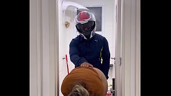 Motoboy entra no banheiro feminino sem avisar e fode a mulher que estava lá dentro mijando a goza muito na pica dele e pede fode essa buceta caralho