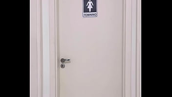 Motoboy entra no banheiro feminino sem avisar e fode a mulher que estava lá dentro mijando a goza muito na pica dele e pede fode essa buceta caralho