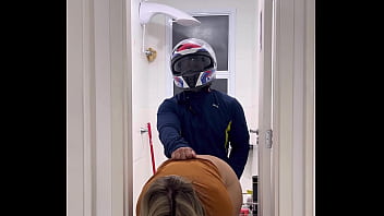 Motoboy entra no banheiro feminino sem avisar e fode a mulher que estava lá dentro mijando a goza muito na pica dele e pede fode essa buceta caralho