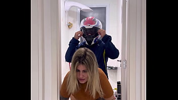 Motoboy entra no banheiro feminino sem avisar e fode a mulher que estava lá dentro mijando a goza muito na pica dele e pede fode essa buceta caralho