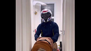 Motoboy entra no banheiro feminino sem avisar e fode a mulher que estava lá dentro mijando a goza muito na pica dele e pede fode essa buceta caralho