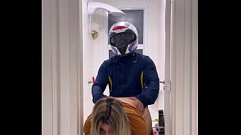Motoboy Entra No Banheiro Feminino Sem Avisar E Fode A Mulher Que Estava Lá Dentro Mijando A Goza Muito Na Pica Dele E Pede Fode Essa Buceta Caralho thumbnail