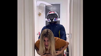 Motoboy entra no banheiro feminino sem avisar e fode a mulher que estava lá dentro mijando a goza muito na pica dele e pede fode essa buceta caralho