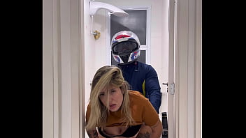 Motoboy Entra No Banheiro Feminino Sem Avisar E Fode A Mulher Que Estava Lá Dentro Mijando A Goza Muito Na Pica Dele E Pede Fode Essa Buceta Caralho thumbnail