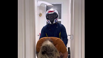 Motoboy entra no banheiro feminino sem avisar e fode a mulher que estava lá dentro mijando a goza muito na pica dele e pede fode essa buceta caralho