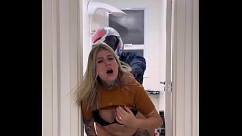 Motoboy Entra No Banheiro Feminino Sem Avisar E Fode A Mulher Que Estava Lá Dentro Mijando A Goza Muito Na Pica Dele E Pede Fode Essa Buceta Caralho thumbnail