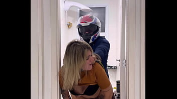Motoboy entra no banheiro feminino sem avisar e fode a mulher que estava lá dentro mijando a goza muito na pica dele e pede fode essa buceta caralho