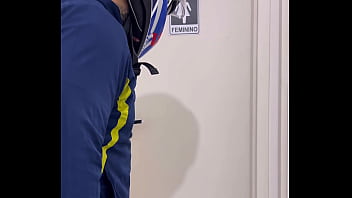 Motoboy entra no banheiro feminino sem avisar e fode a mulher que estava lá dentro mijando a goza muito na pica dele e pede fode essa buceta caralho Motoboy entra no banheiro feminino sem avisar e fode a mulher que estava lá dentro mijando a goza muito na pica dele e pede fode essa buceta caralho