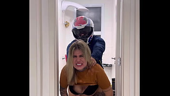 Motoboy entra no banheiro feminino sem avisar e fode a mulher que estava lá dentro mijando a goza muito na pica dele e pede fode essa buceta caralho
