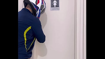 Motoboy entra no banheiro feminino sem avisar e fode a mulher que estava lá dentro mijando a goza muito na pica dele e pede fode essa buceta caralho