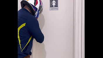 Motoboy entra no banheiro feminino sem avisar e fode a mulher que estava lá dentro mijando a goza muito na pica dele e pede fode essa buceta caralho Motoboy entra no banheiro feminino sem avisar e fode a mulher que estava lá dentro mijando a goza muito na pica dele e pede fode essa buceta caralho