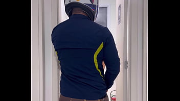 Motoboy entra no banheiro feminino sem avisar e fode a mulher que estava lá dentro mijando a goza muito na pica dele e pede fode essa buceta caralho