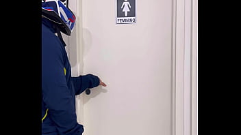 Motoboy entra no banheiro feminino sem avisar e fode a mulher que estava lá dentro mijando a goza muito na pica dele e pede fode essa buceta caralho