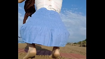 En vez de quedarte mirando mejor ven a ayudarme #diadeplaya #exhibit #exhibition #bikinibeach #chicas #